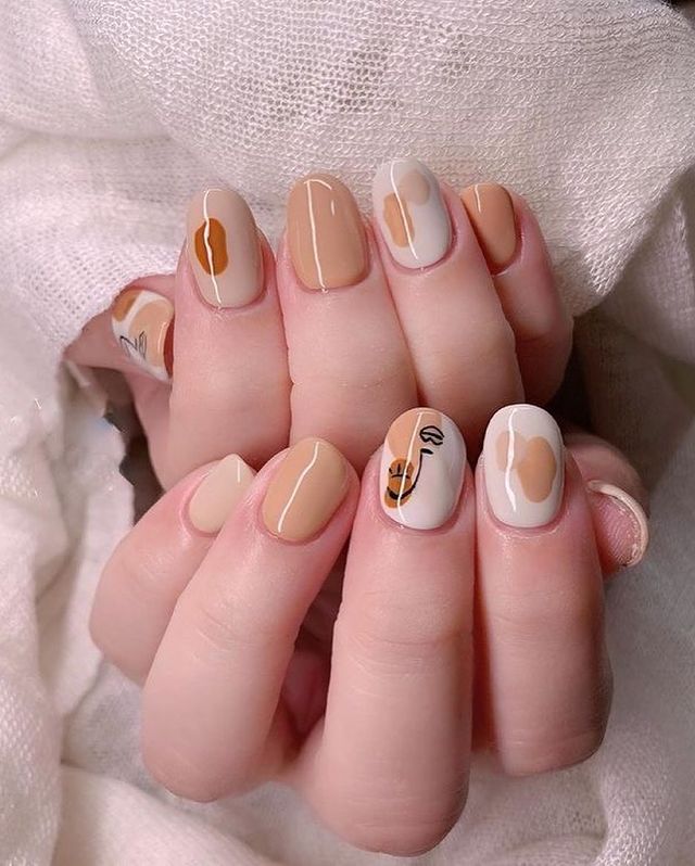 Багатошаровість і яскраві акценти: стиліст назвала трендові аксесуари і манікюр літа 2021