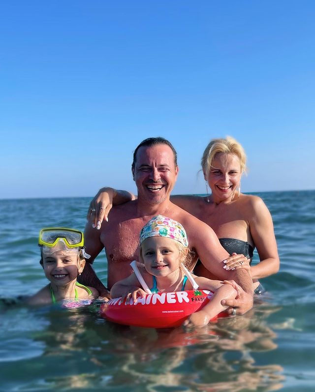 Навчилася відпочивати: безтурботна Ребрик з чоловіком і дітьми зворушила щастям на березі моря