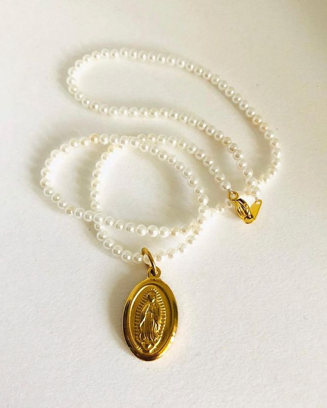 Багатошаровість і яскраві акценти: стиліст назвала трендові аксесуари і манікюр літа 2021