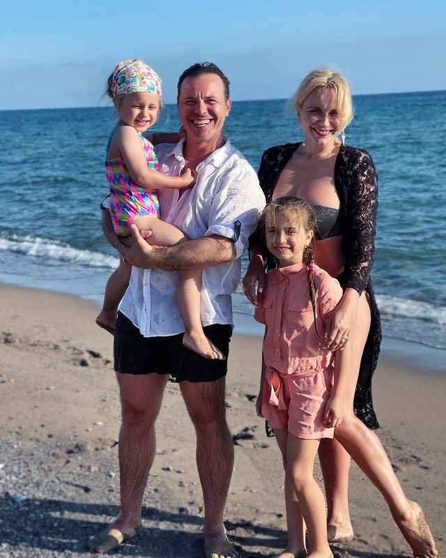 Навчилася відпочивати: безтурботна Ребрик з чоловіком і дітьми зворушила щастям на березі моря