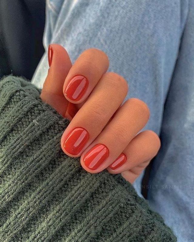 Багатошаровість і яскраві акценти: стиліст назвала трендові аксесуари і манікюр літа 2021