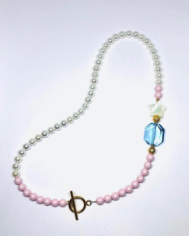 Багатошаровість і яскраві акценти: стиліст назвала трендові аксесуари і манікюр літа 2021