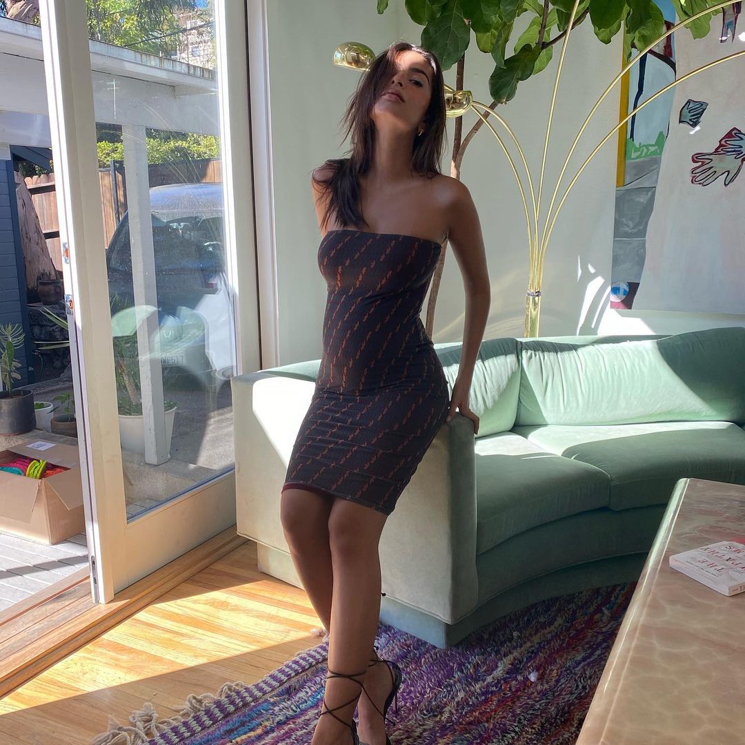 Гаряча матуся: вагітна Емілі Ратаковскі позує в міні-сукні на високому каблуці