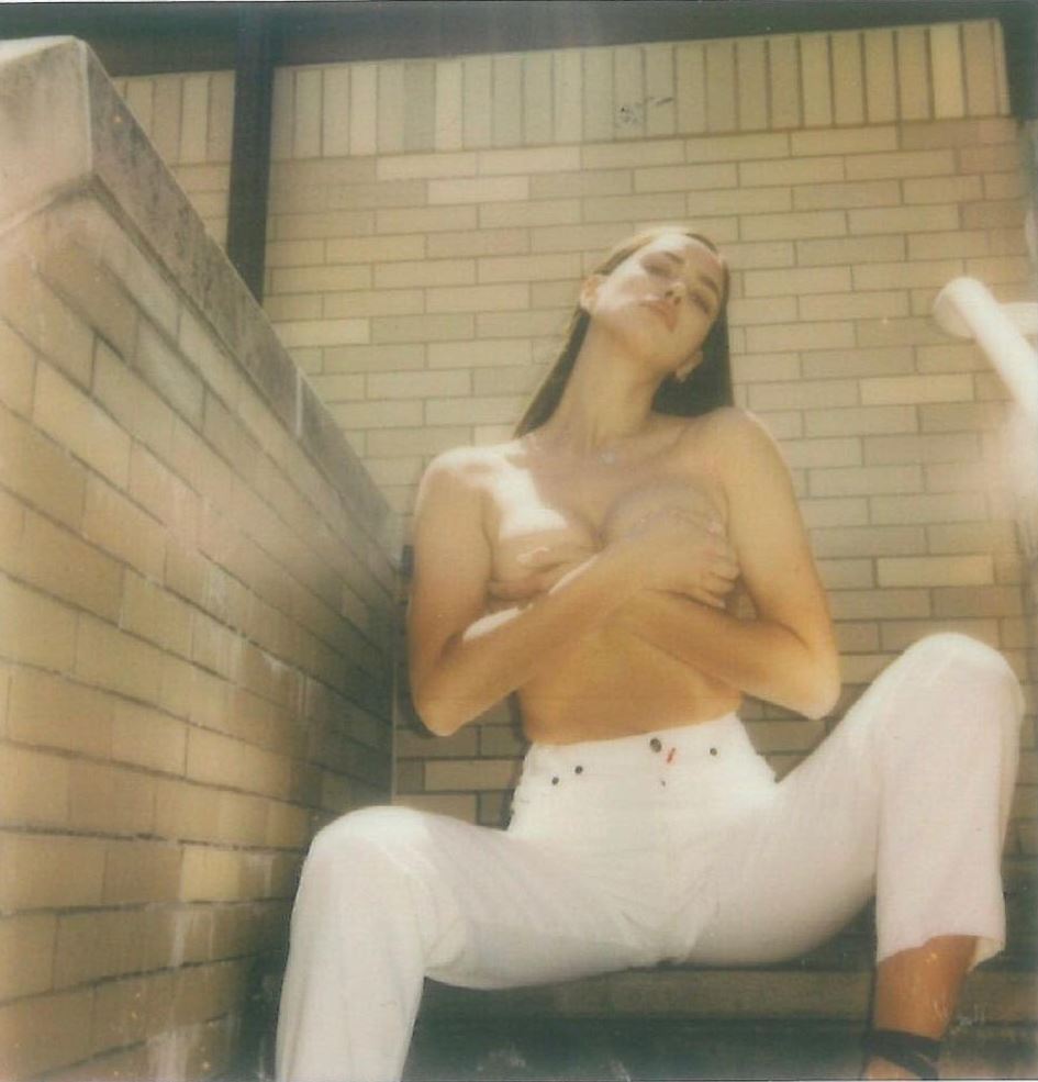 Горячо! Ирина Шейк засыпала сеть голыми фото из личного архива