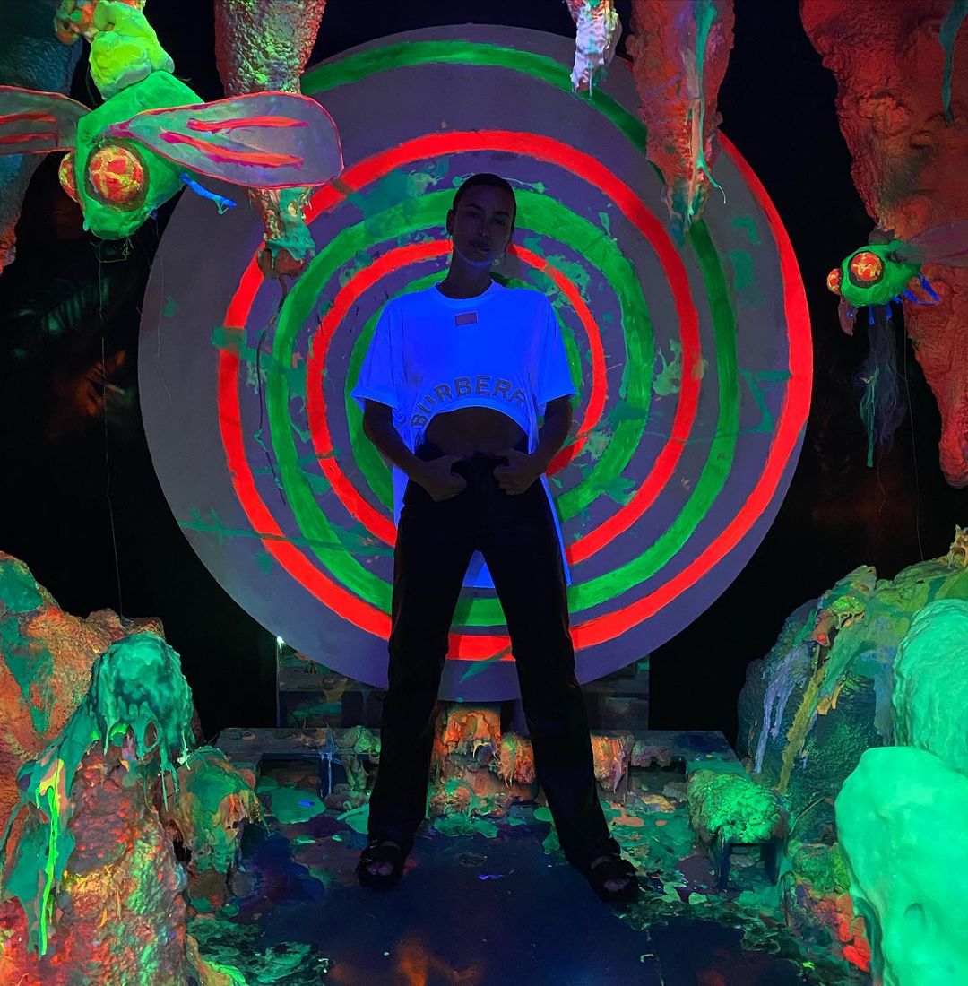 Асиметричний топ і шкіряні штани: Ірина Шейк вирушила на прогулянку в стильному літньому образі