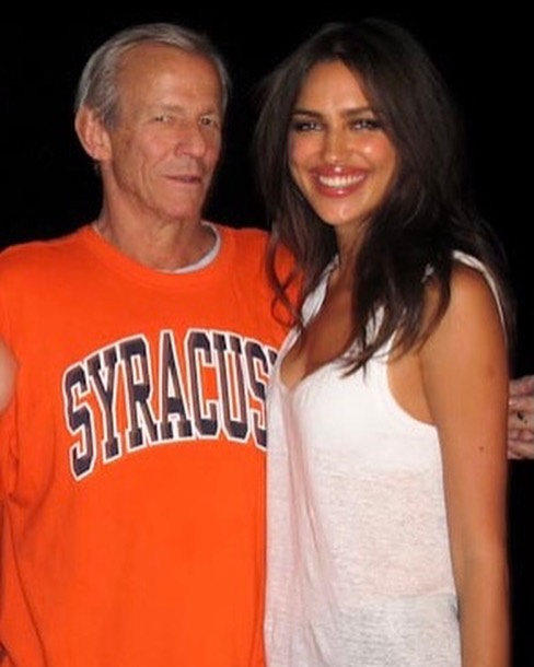 Полуголая Ирина Шейк покорила роскошным телом на страстных фото из личного архива