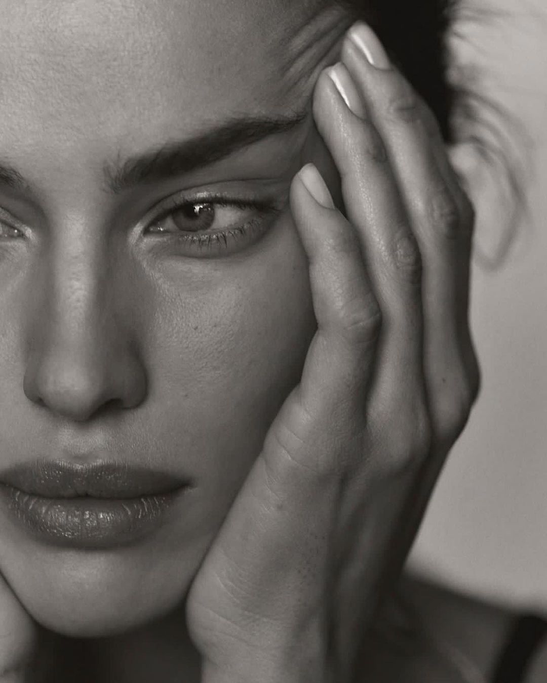 Она вообще реальная? Ирина Шейк восхитила природной красотой на новой обложке