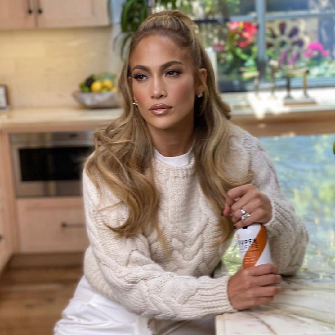 Їй 51? Дженніфер Лопес у стильному вбранні total white приголомшила квітучим зовнішнім виглядом