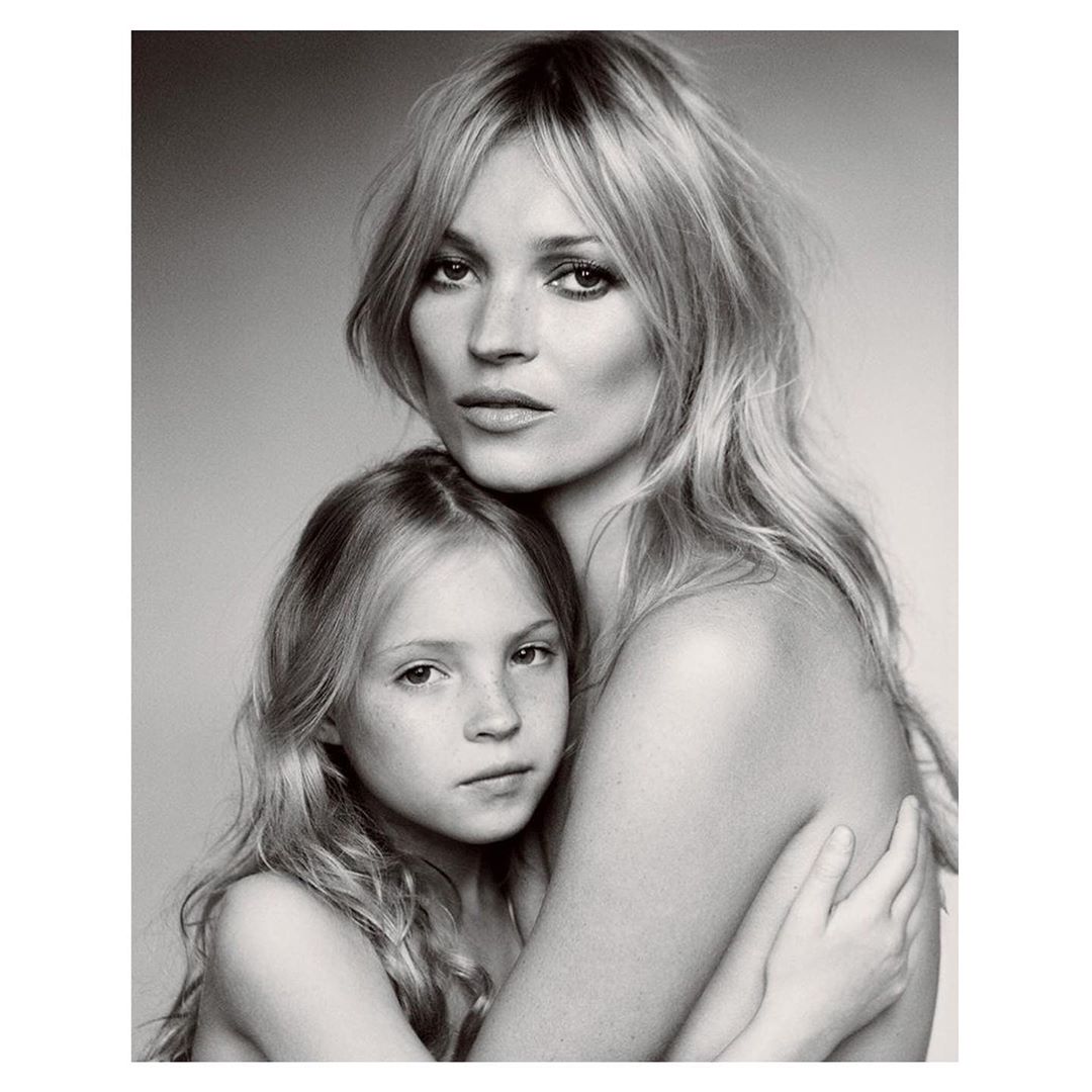 Одинаково спокусливі: 46-річна Кейт Мосс і її 18-річна дочка вийшли у світ в звабливих вбраннях