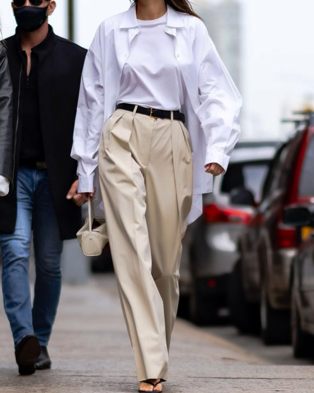 Стильно і лаконічно: Кендалл Дженнер вирушила на прогулянку в наймодніших брюках весни