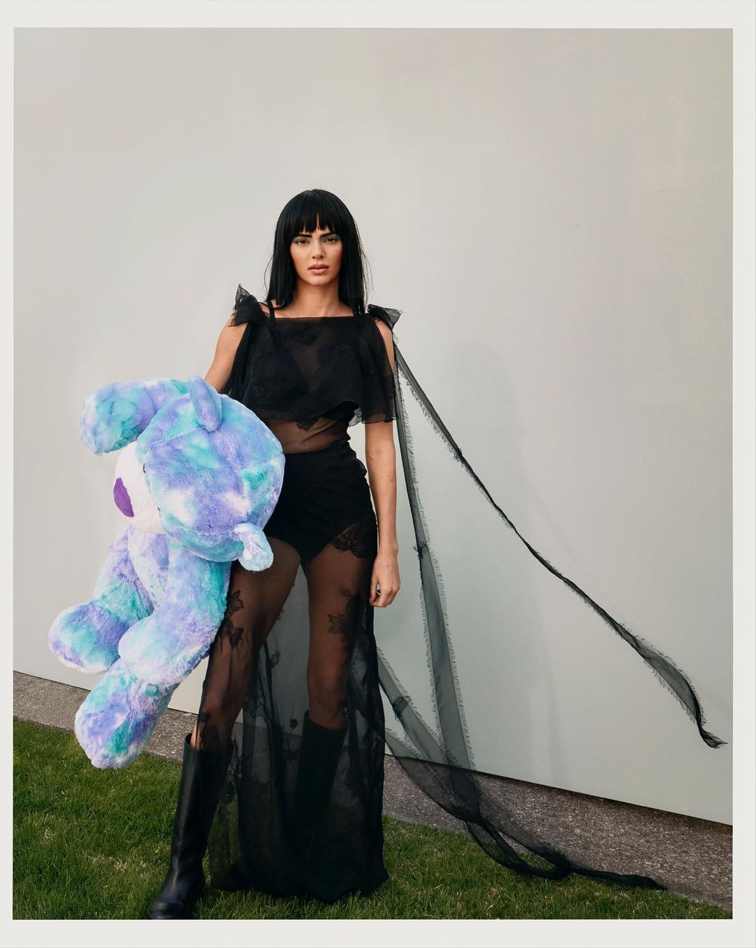 Прозоре плаття і чоботи: Кендалл Дженнер захопила ідеальною фігурою