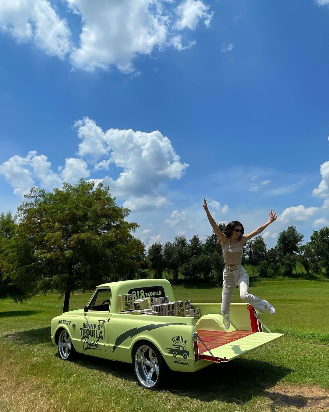 На каждый день: Кендалл Дженнер показала, как носить брюки клеш