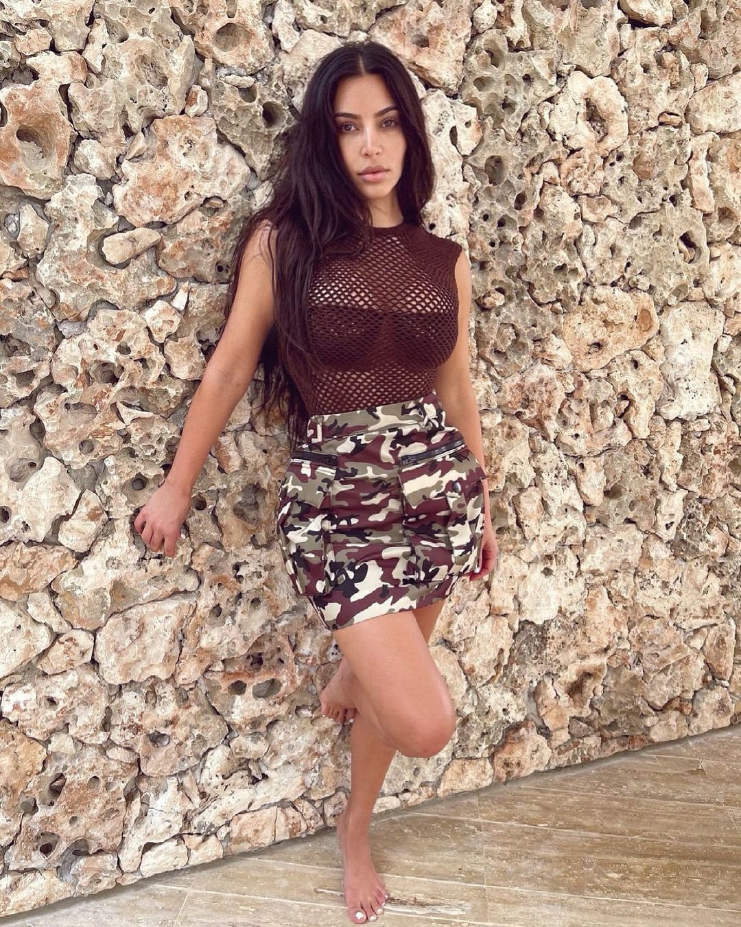 Прозорий топ і міні-спідниця: Кім Кардашьян блиснула формами в зухвалому вбранні