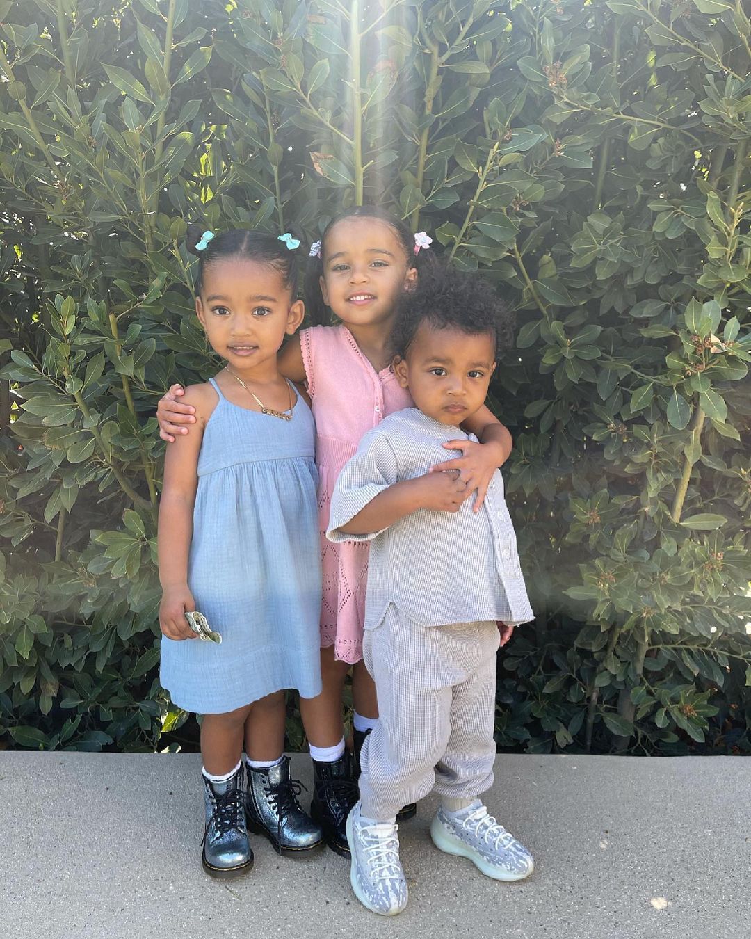 Слишком милые! Ким Кардашьян покорила сеть красотой младших детей от Канье Уэста