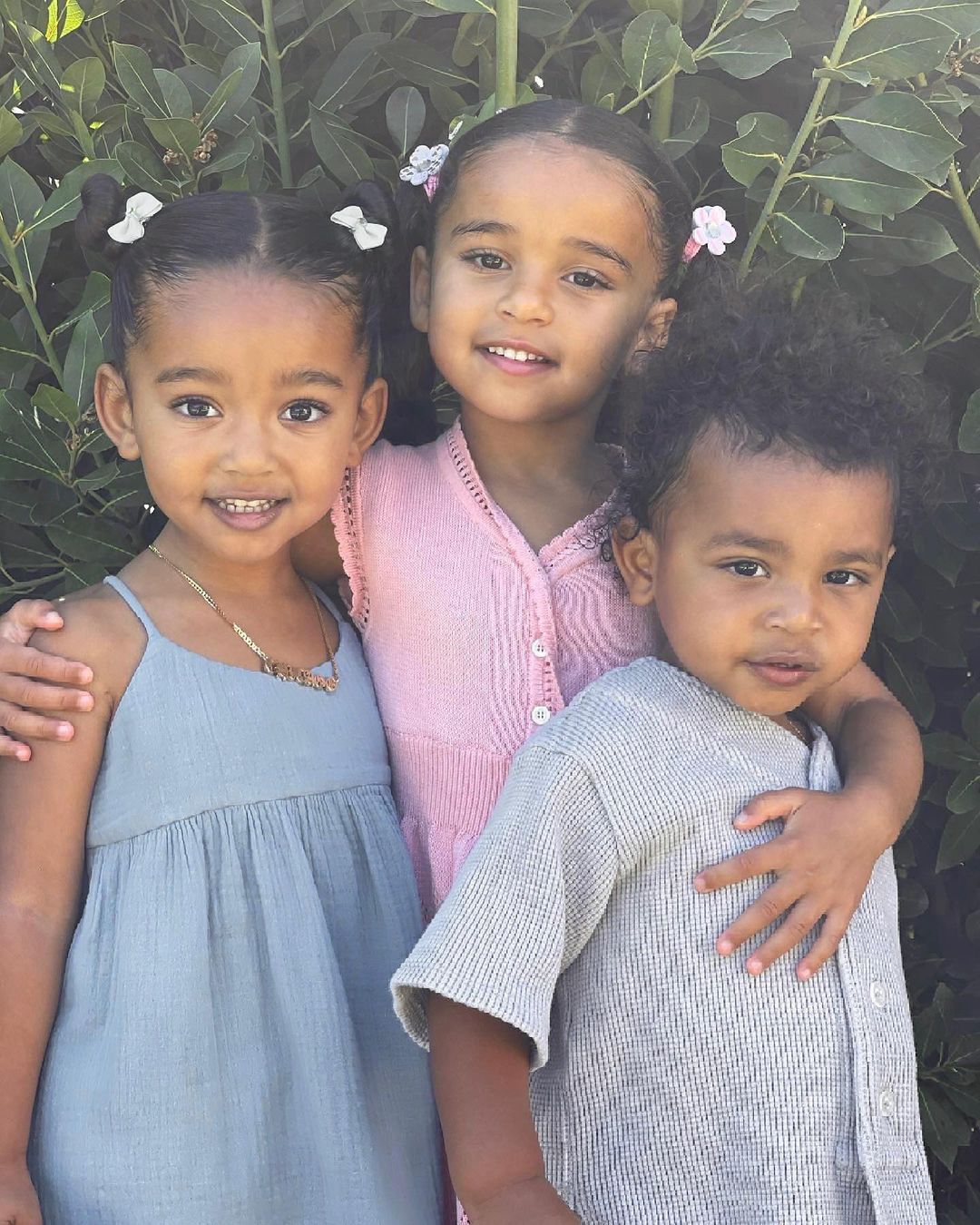 Слишком милые! Ким Кардашьян покорила сеть красотой младших детей от Канье Уэста