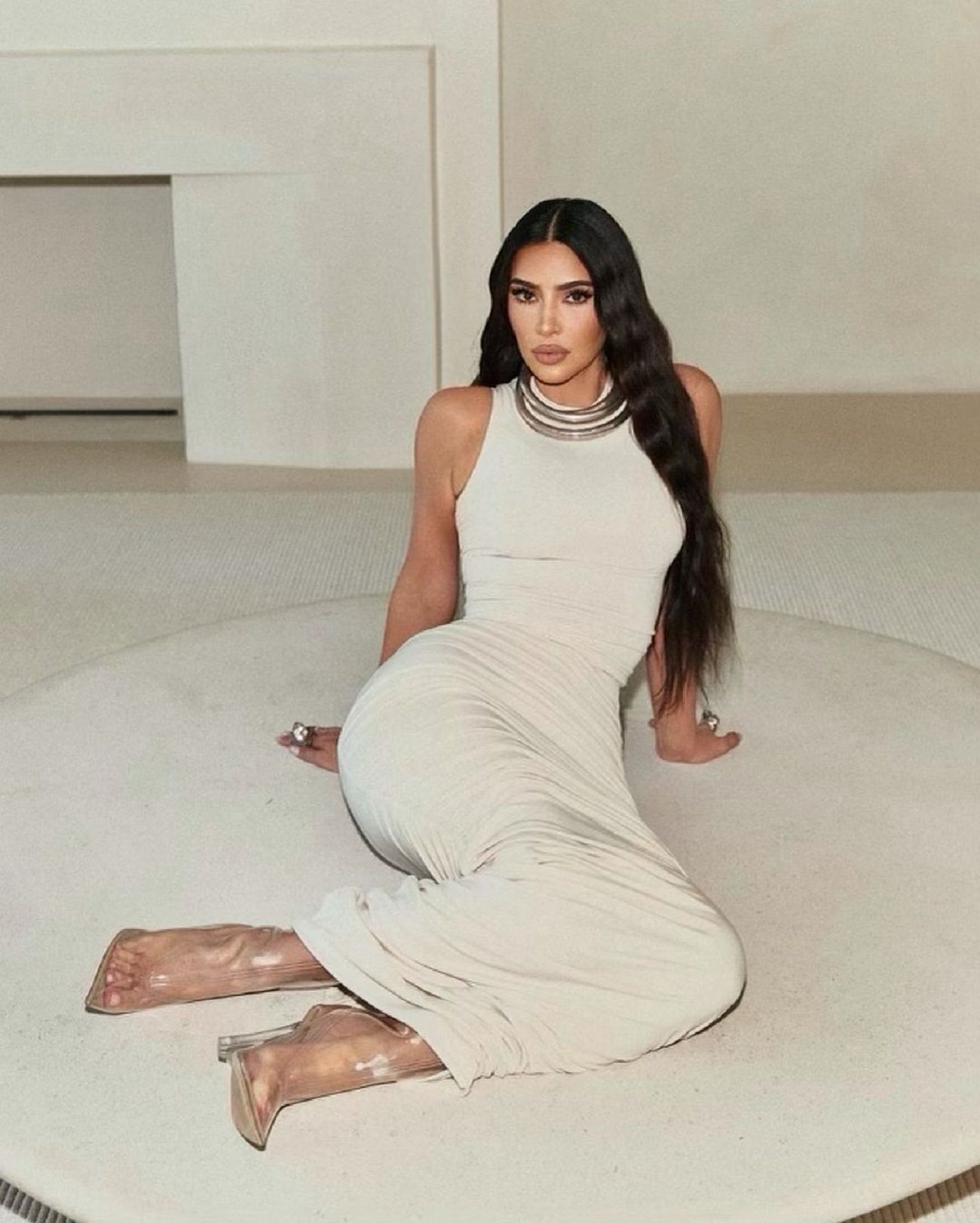 Морська богиня: Кім Кардашьян підкреслила всі достоїнства фігури розкішною сукнею