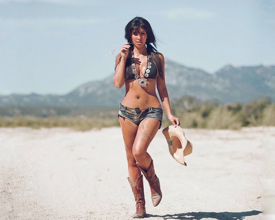 Полуголая в пустыне: Ким Кардашьян восхитила фигурой на фото 13-летней давности