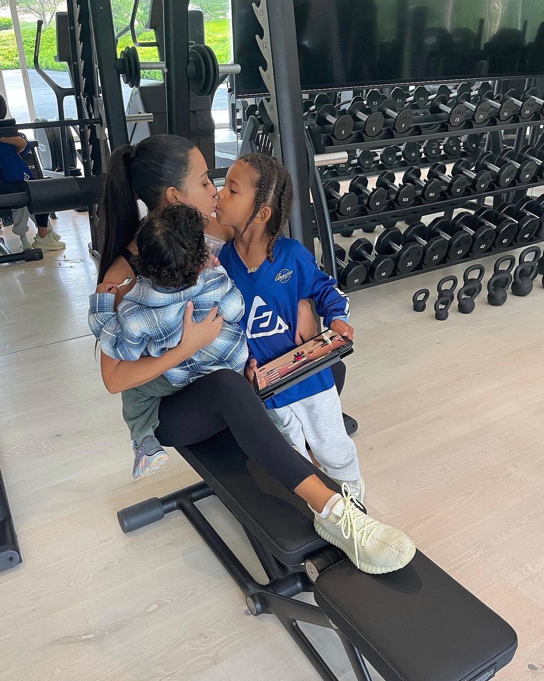 Ніякого гламуру: Кім Кардашьян показала реальне фото без макіяжу і укладок