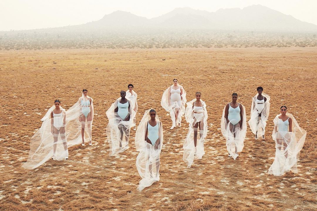 Соблазнительная Барби: Ким Кардашьян в стильном наряде восхитила идеальной фигурой