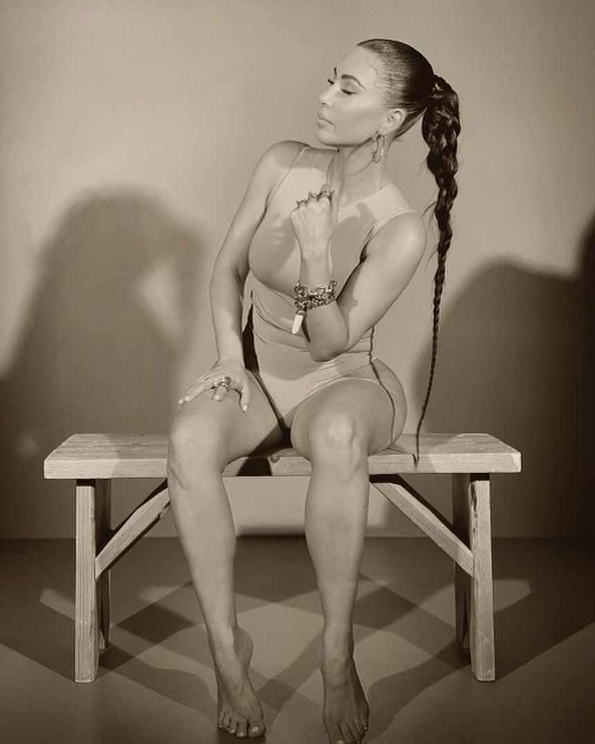 Вона досконала: помітно більш струнка Кім Кардашян знялася напівголою для відомого глянцю