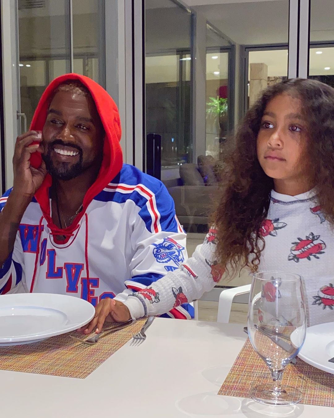 Счастливые и влюбленные: Ким Кардашьян показала романтичные фото с отдыха с мужем