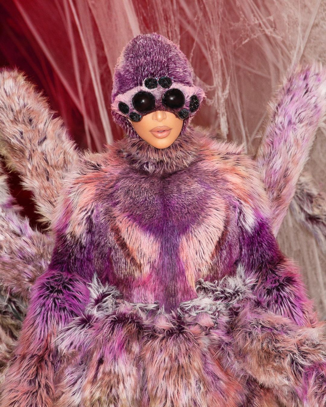 Устала быть красивой: Ким Кардашьян озадачила фанатов "нелепым" нарядом