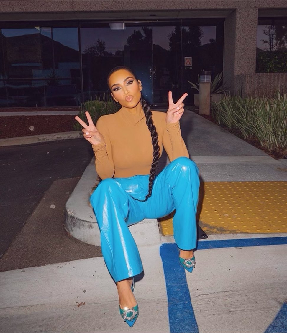 Стильно і спокусливо: Кім Кардашьян підкорила мережу бездоганним образом на вихід