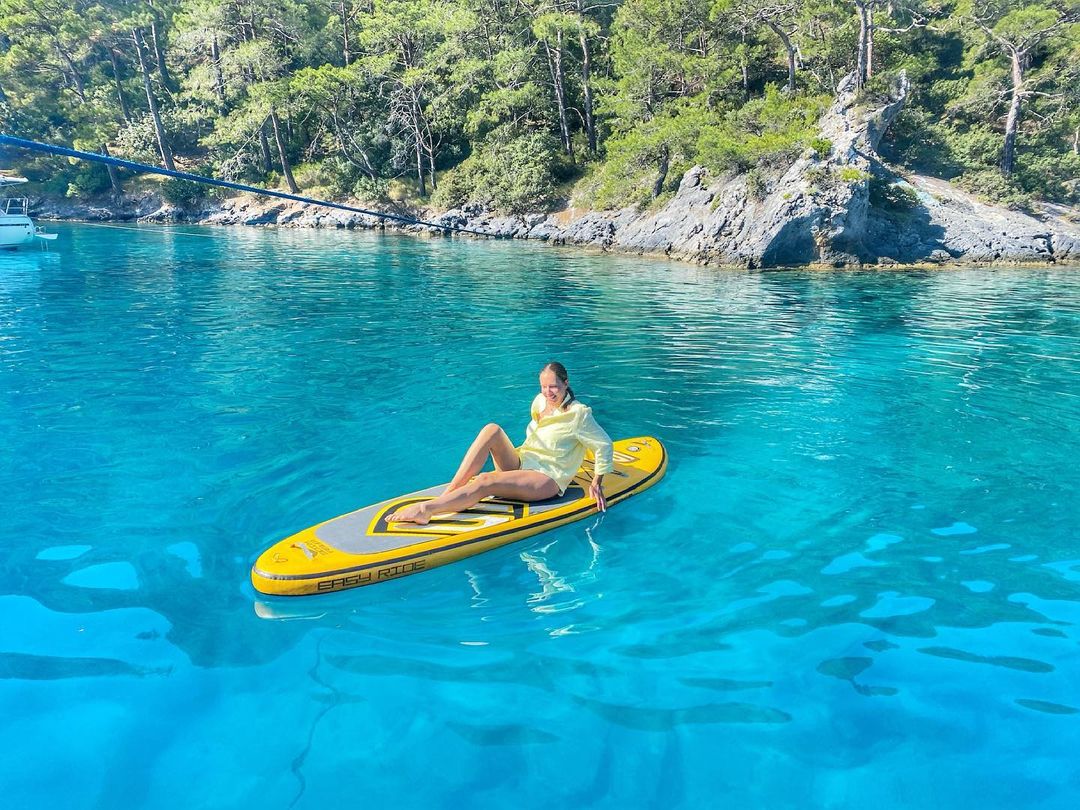Беременная Катя Осадчая в купальнике оседлала доску в Турции (фото)