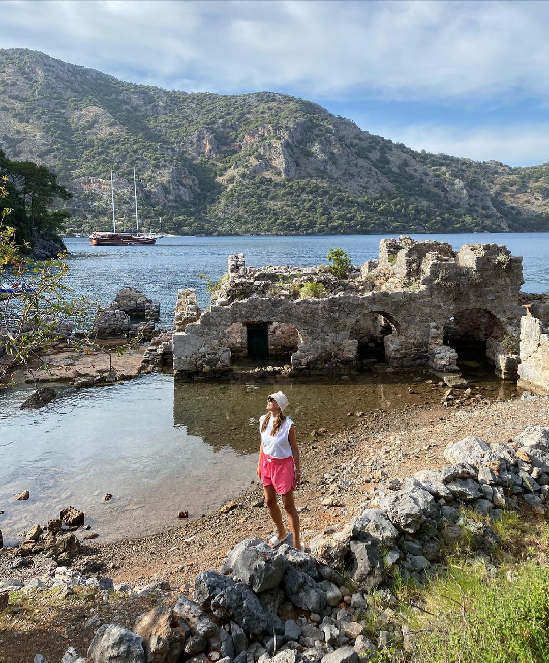 Беременная Катя Осадчая в купальнике оседлала доску в Турции (фото)