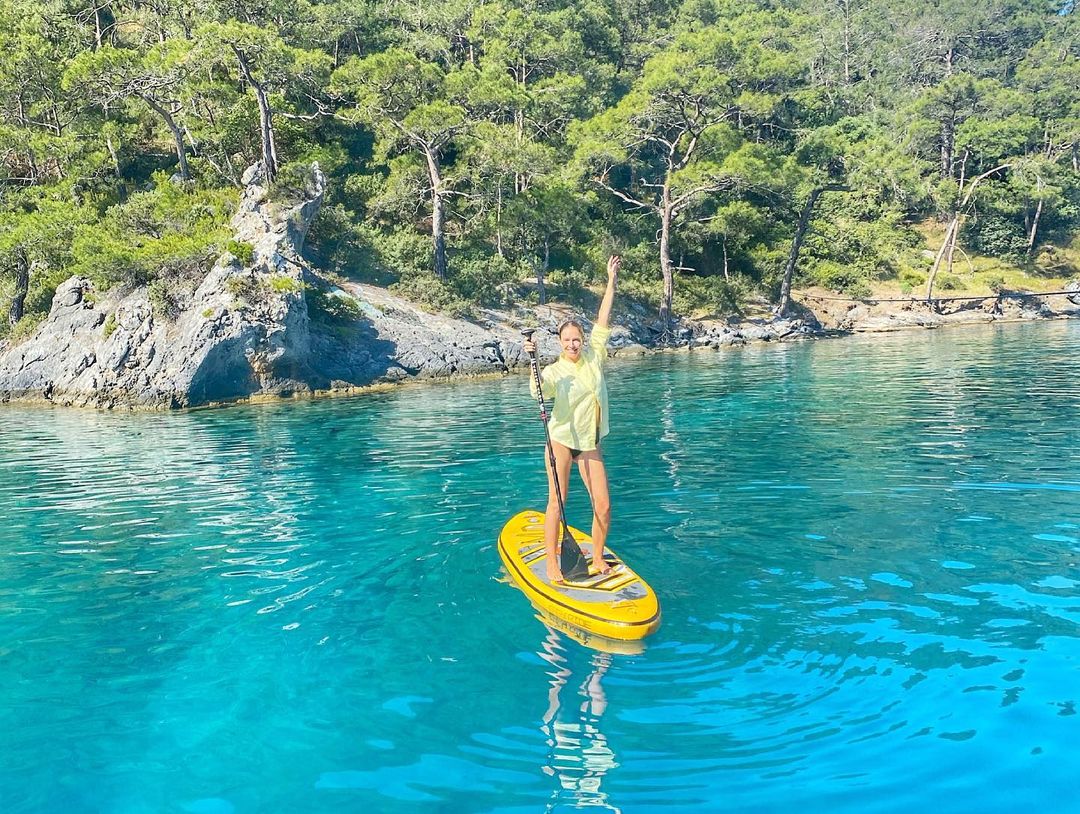 Беременная Катя Осадчая в купальнике оседлала доску в Турции (фото)