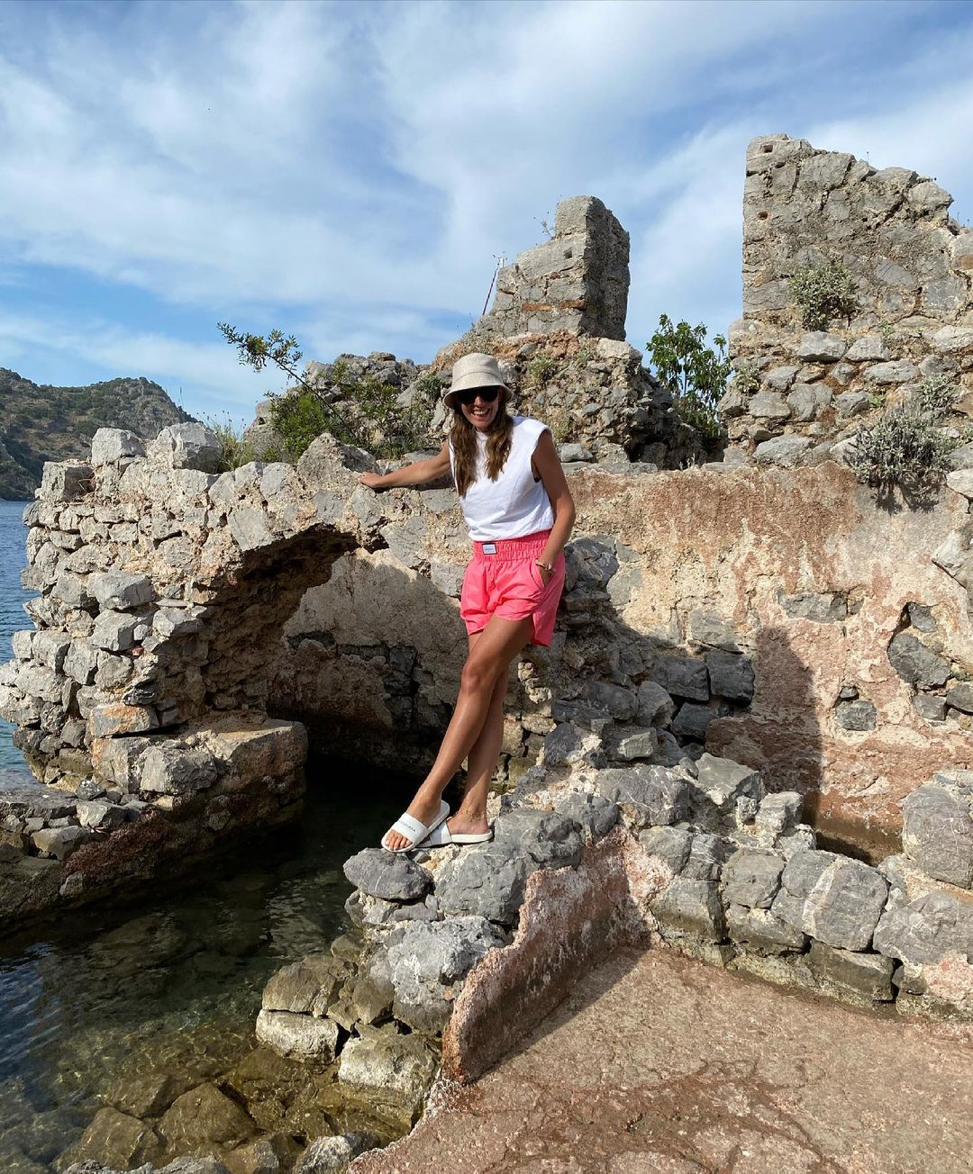 Беременная Катя Осадчая в купальнике оседлала доску в Турции (фото)