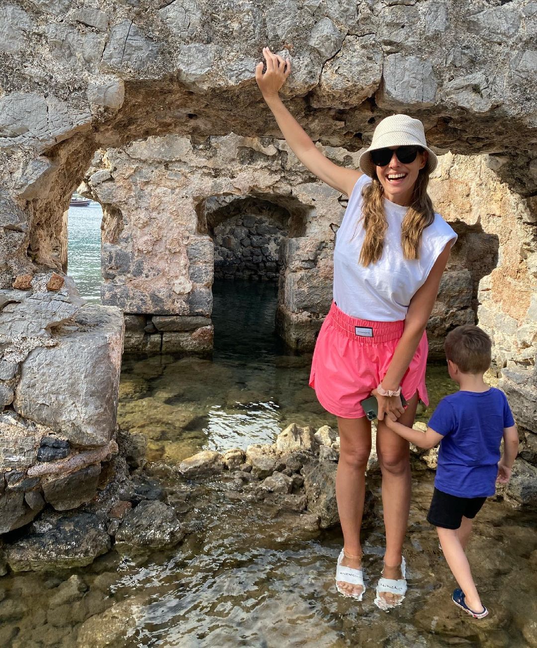 Беременная Катя Осадчая в купальнике оседлала доску в Турции (фото)