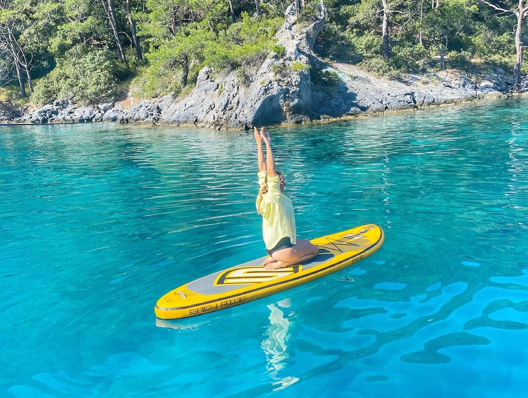 Беременная Катя Осадчая в купальнике оседлала доску в Турции (фото)