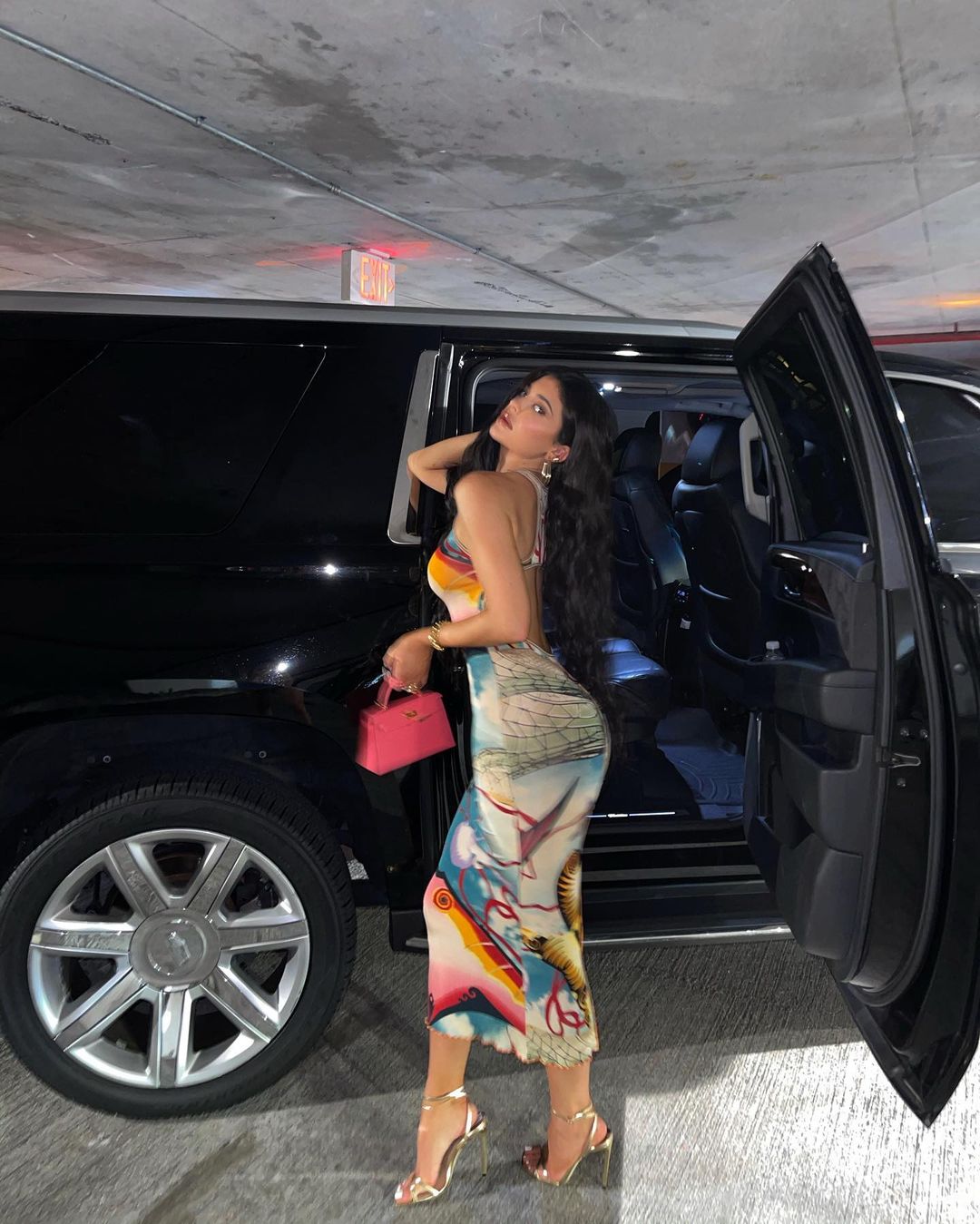 Облегающее платье и шпильки: Кайли Дженнер показала шикарный образ для горячих ночей