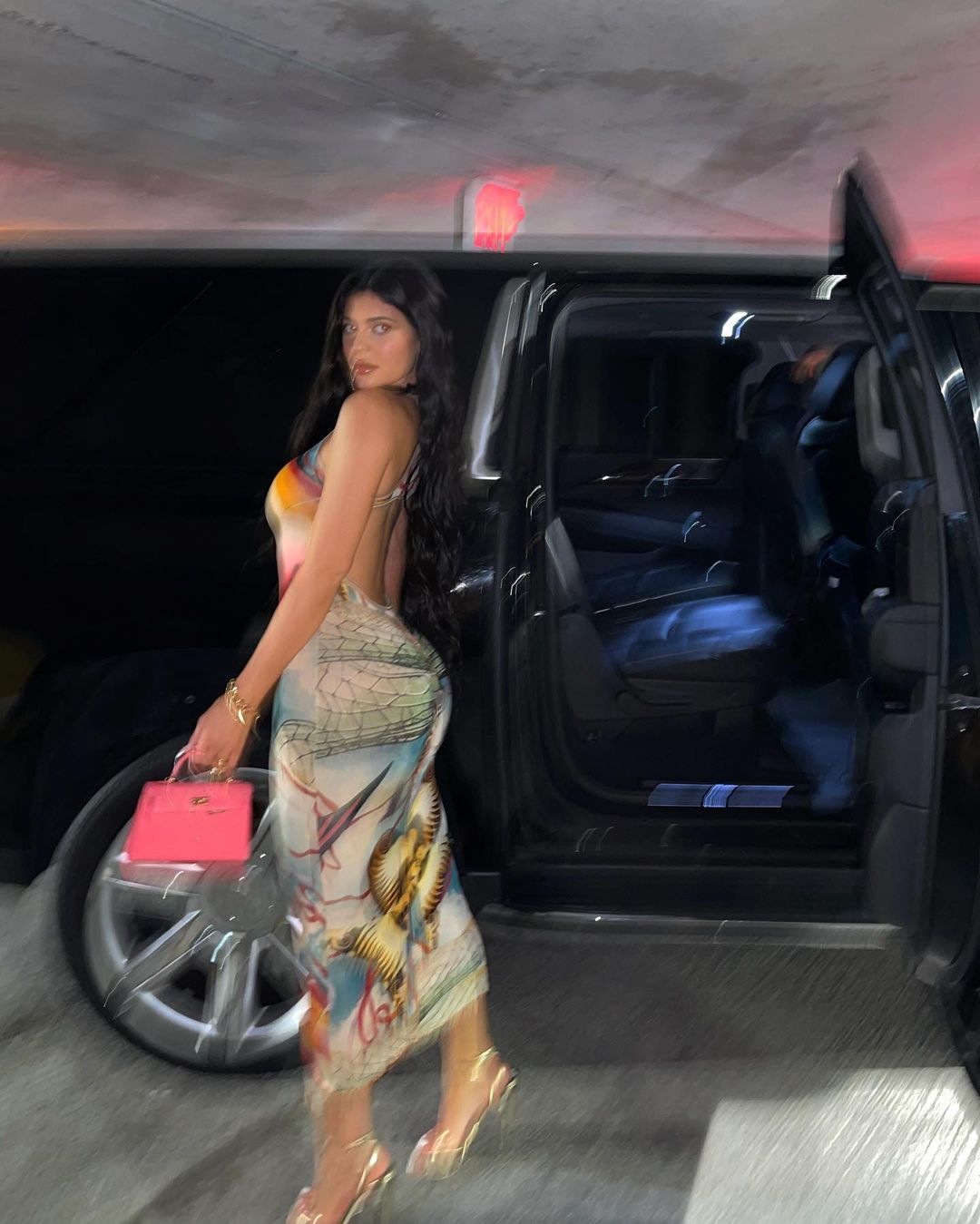 Облегающее платье и шпильки: Кайли Дженнер показала шикарный образ для горячих ночей
