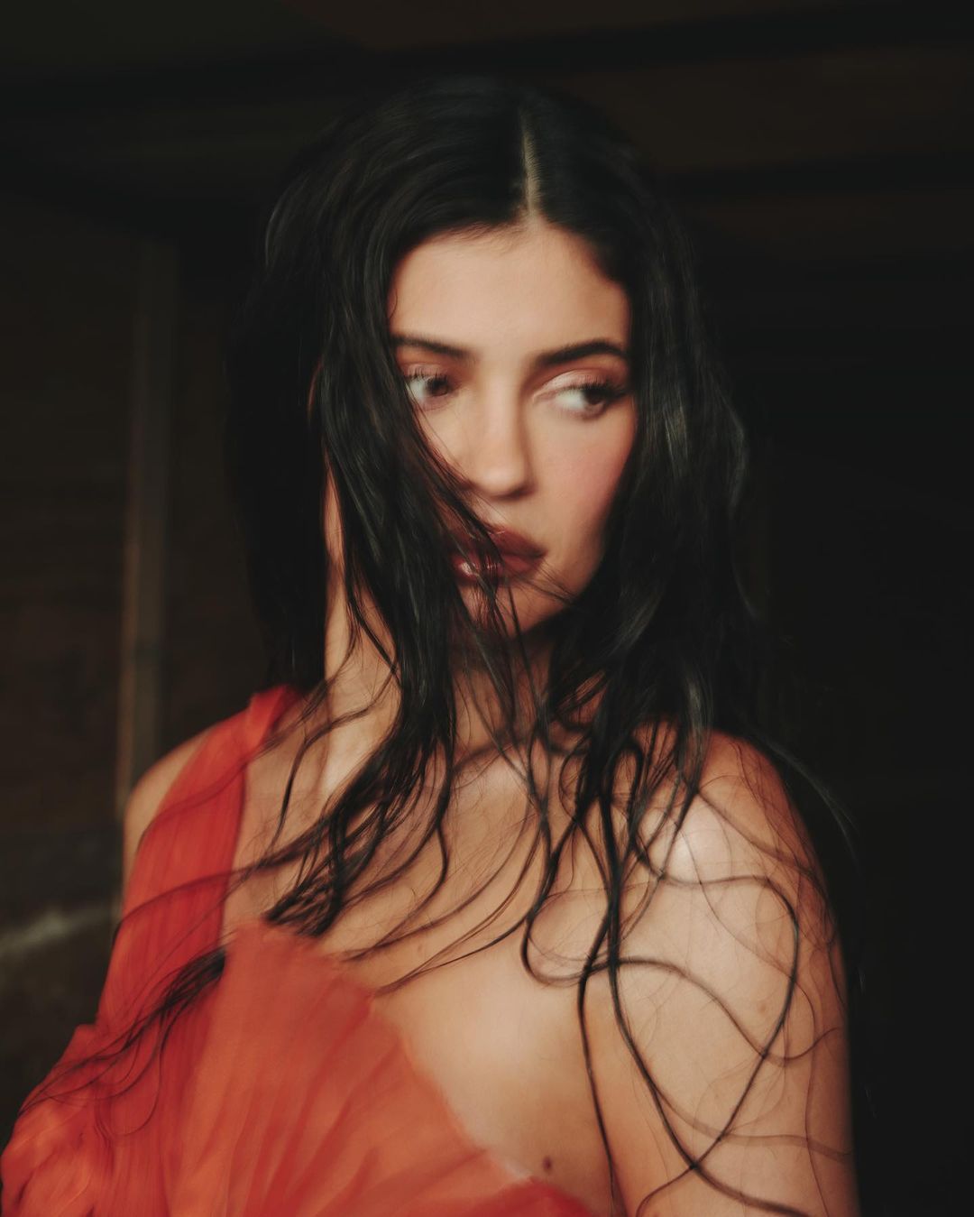 Кайлі Дженнер блиснула розкішним тілом у спекотній фотосесії для глянцю