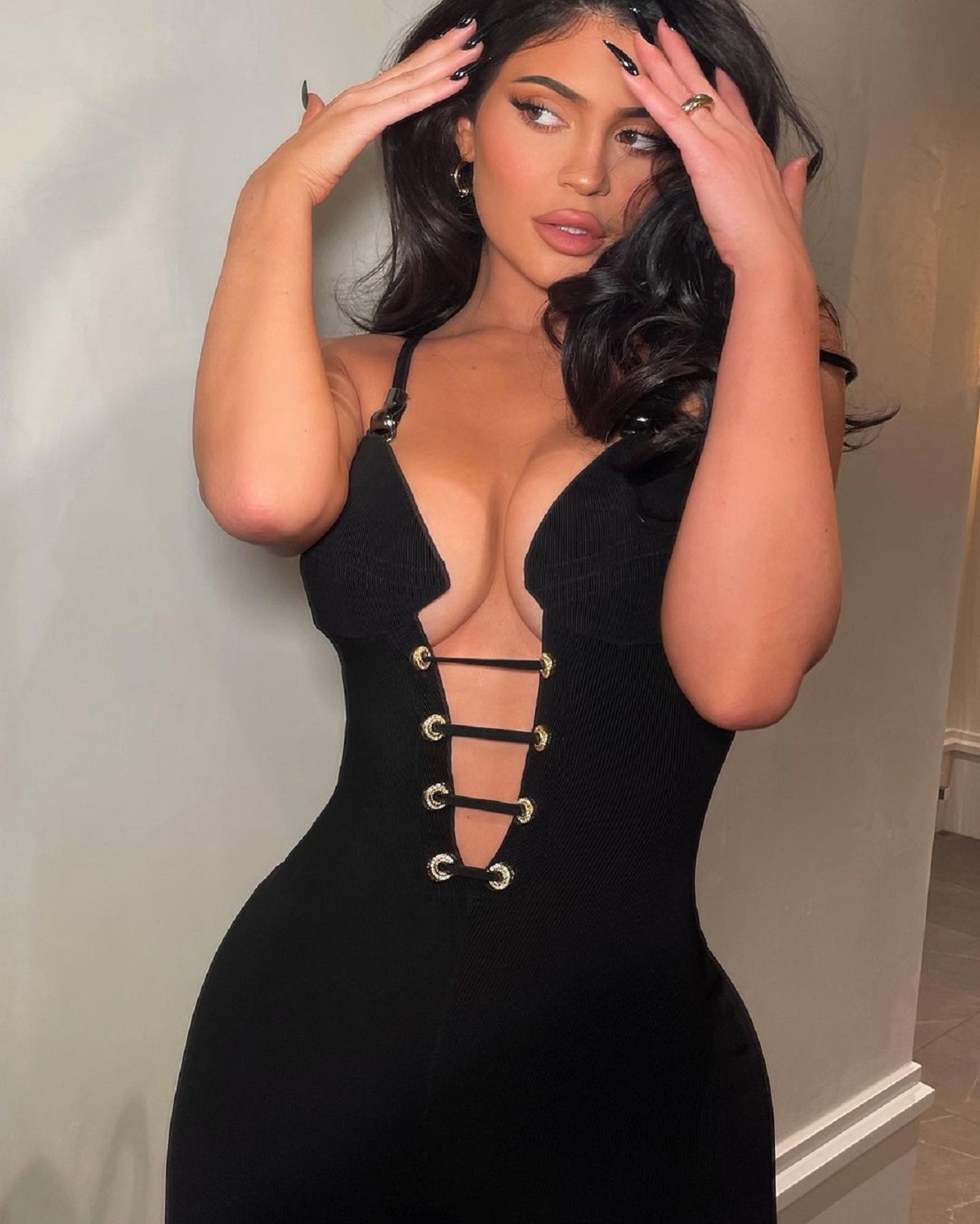 Что за формы! Кайли Дженнер демонстрирует идеальное тело в соблазнительном платье