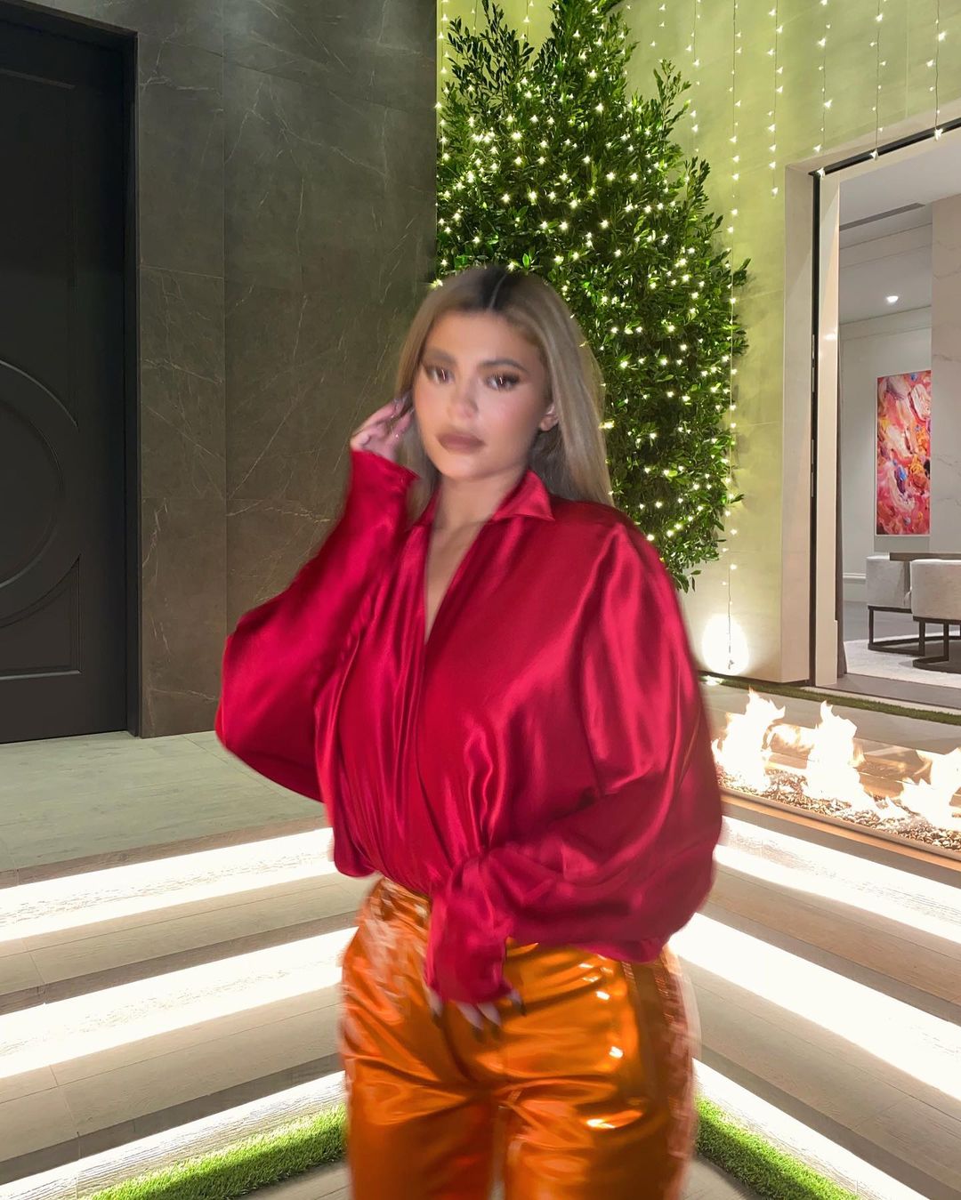 Кайлі Дженнер розбурхала мережа апетитним тілом в розкішному вбранні на вихід