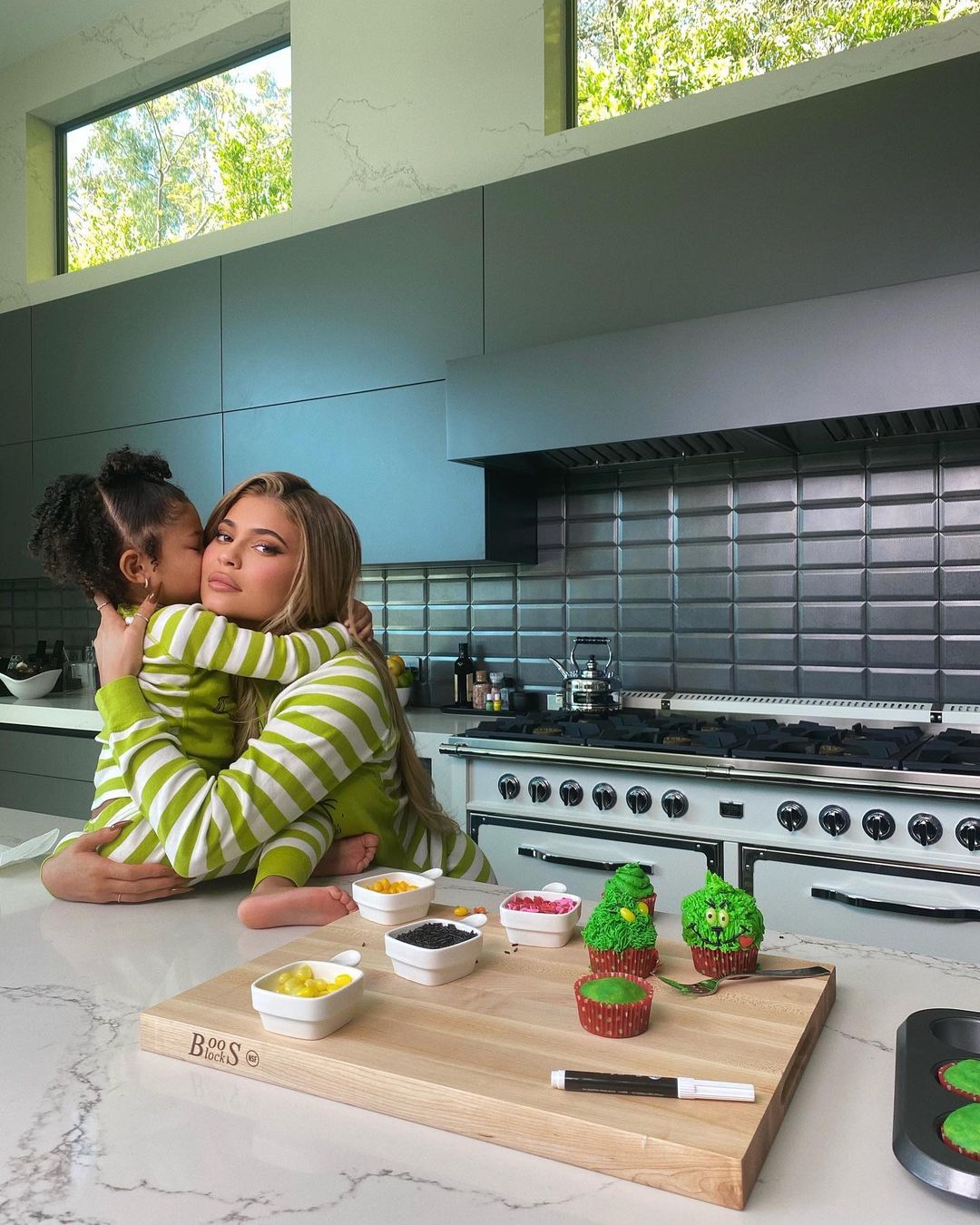 Стильні красунечки: Кайлі Дженнер розчулила фанатів новим family look з донькою