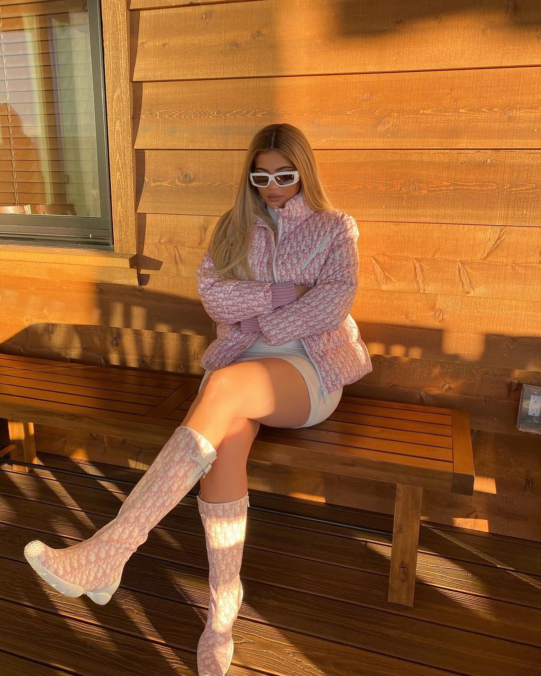 В пуховику і міні-сукні: Кайлі Дженнер підкорила апетитними формами в спокусливому вбранні