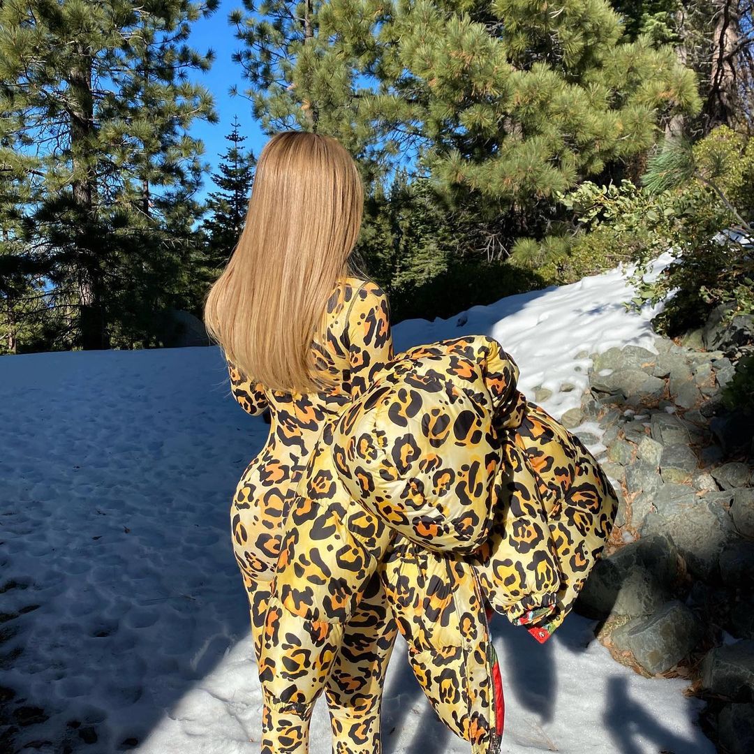 Кайлі Дженнер в леопардовому total look підірвала мережу пружними сідницями і пишними грудьми