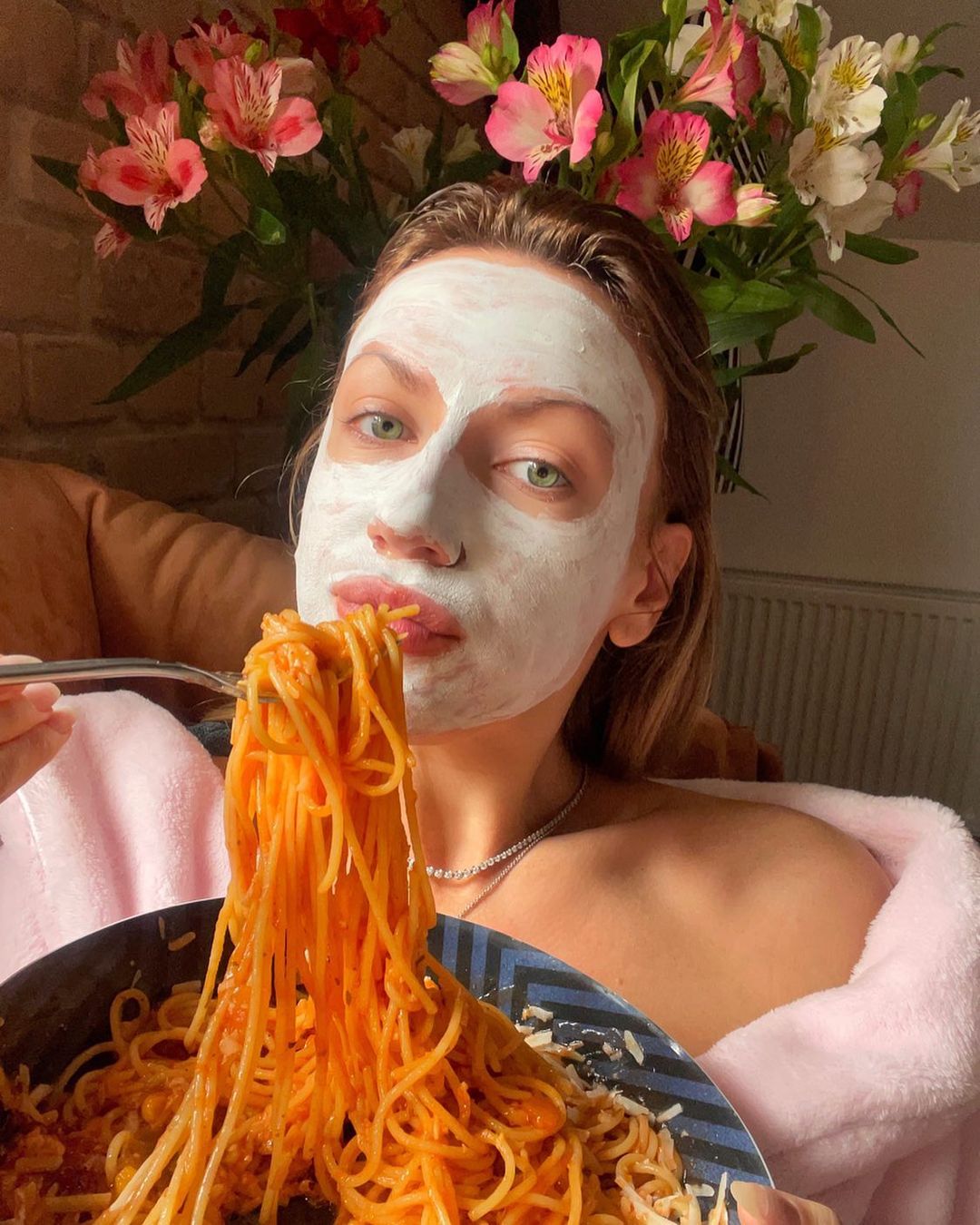 У халаті і з маскою на обличчі: Леся Нікітюк потішила домашнім кадром