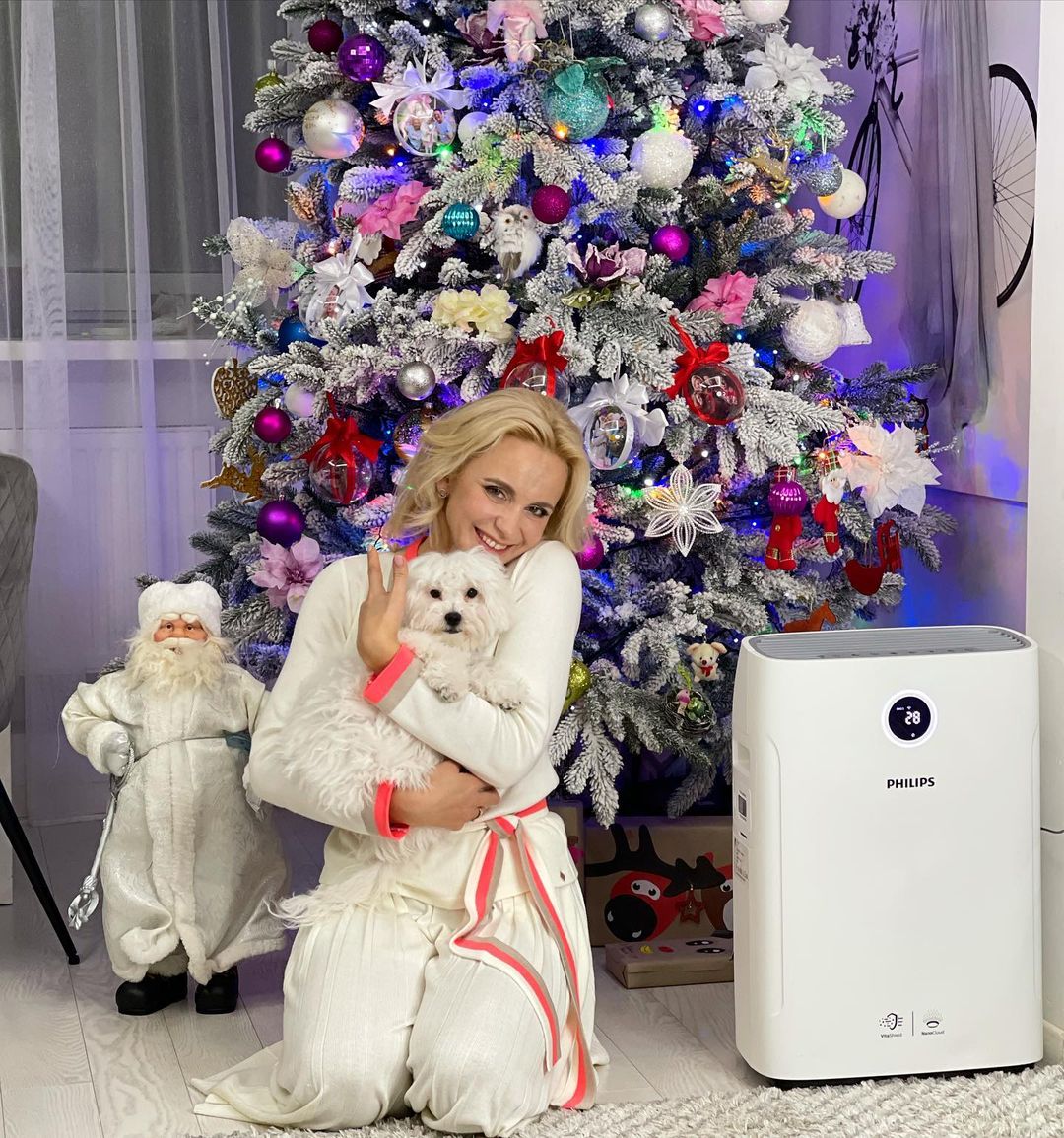 Самая красивая елка: Лилия Ребрик в ночнушке показала яркие новогодние украшения