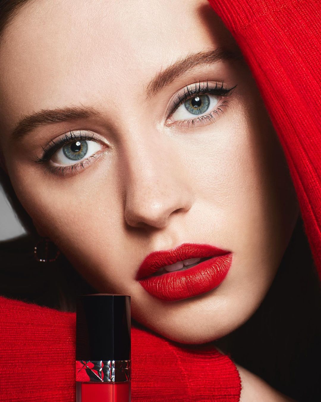 Взять на заметку: юная дочь Джуда Лоу демонстрирует роскошный вечерний образ