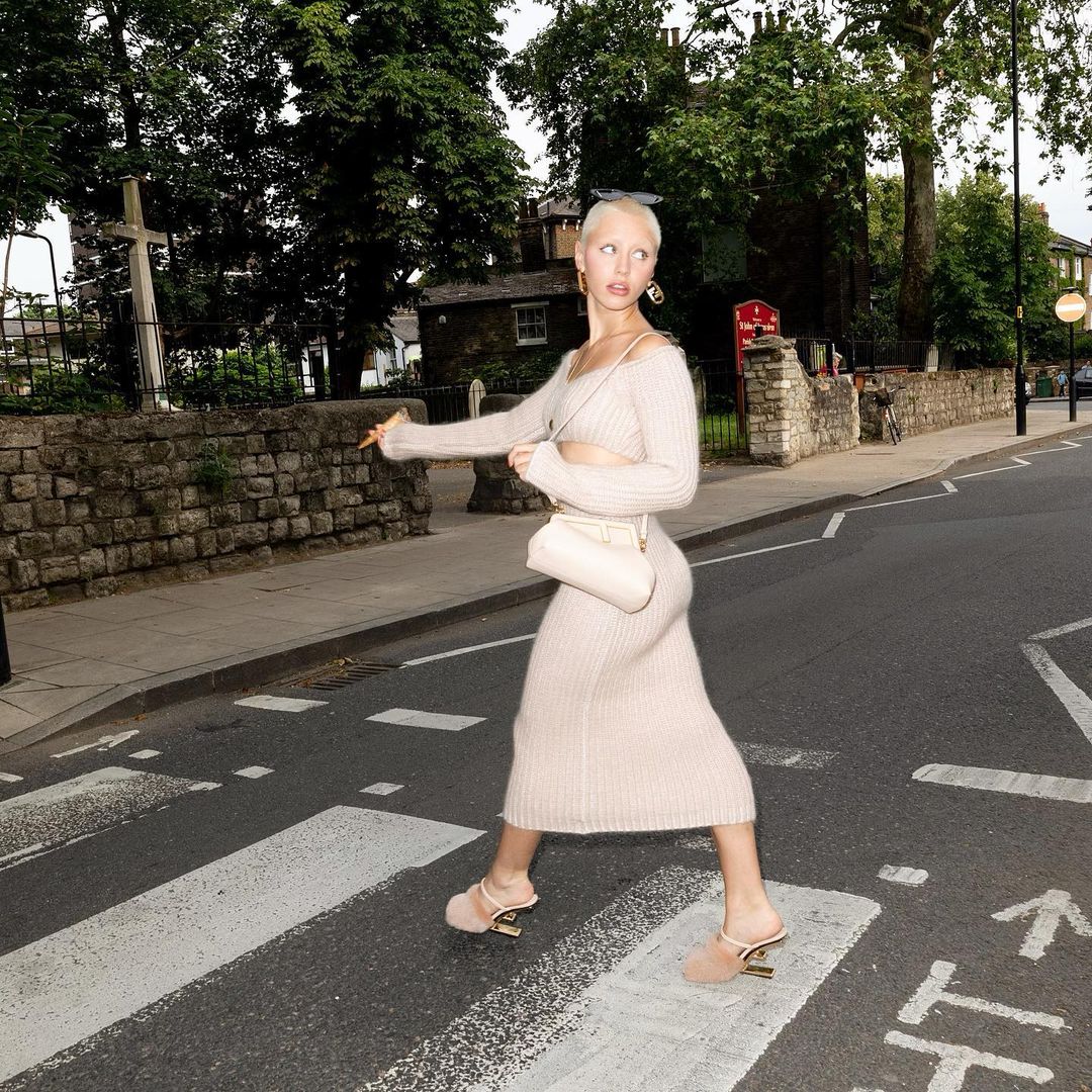 Дочь Джуда Лоу демонстрирует идеальное тело в самом неожиданном летнем наряде