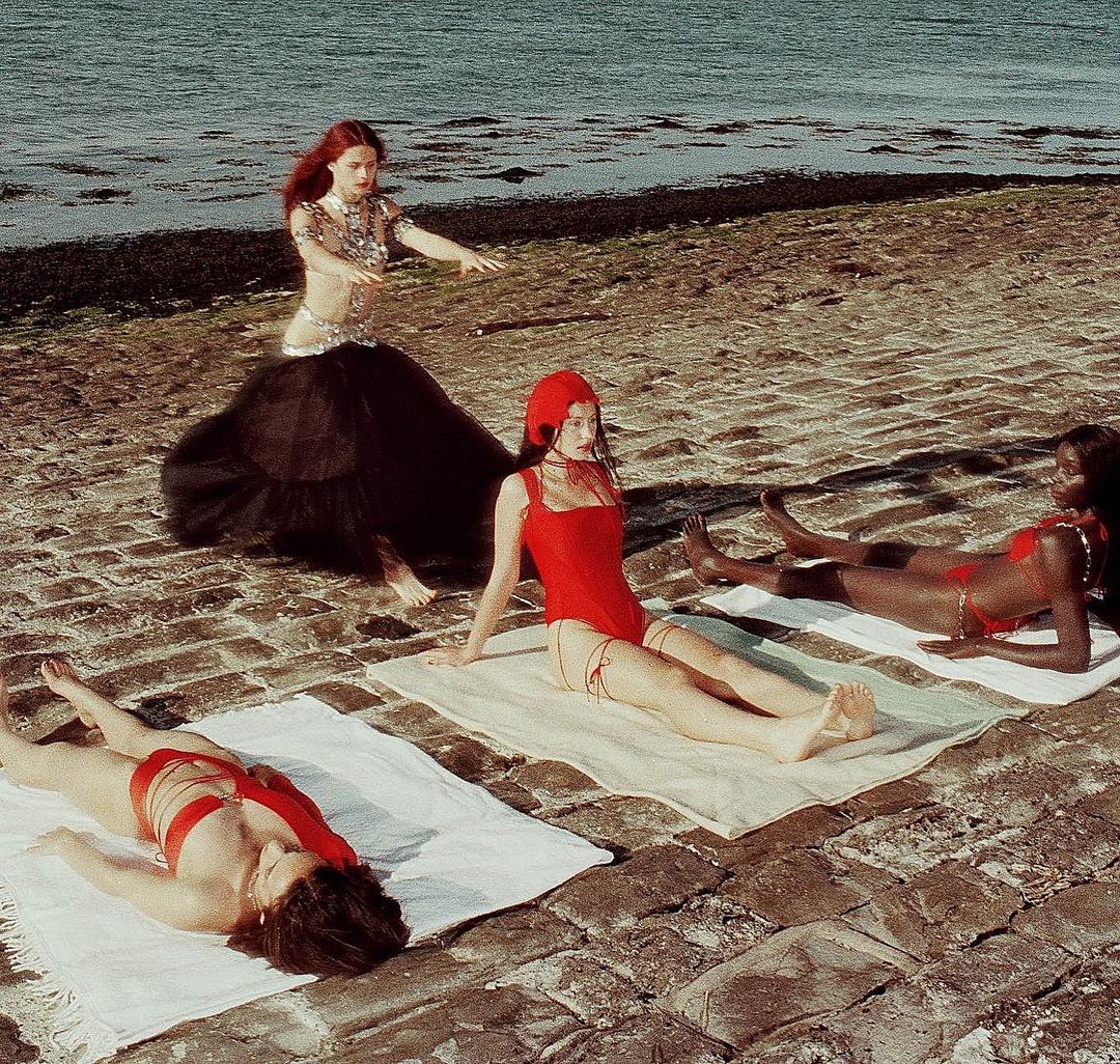 В купальнике-сетке: дочь Джуда Лоу засыпала сеть откровенными пляжными фото