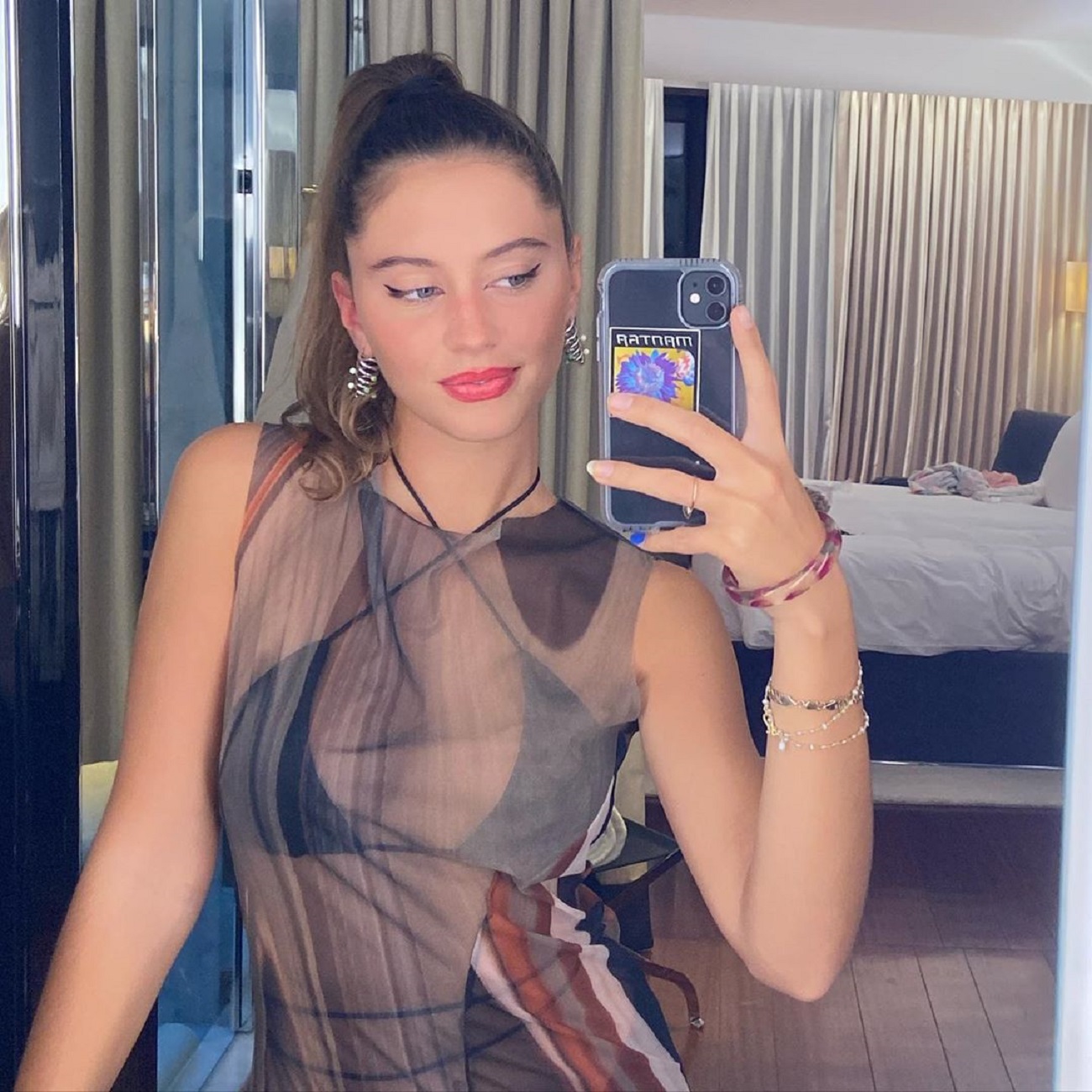 20-летняя дочь Джуда Лоу восхитила безупречной фигурой в бикини и прозрачном платье