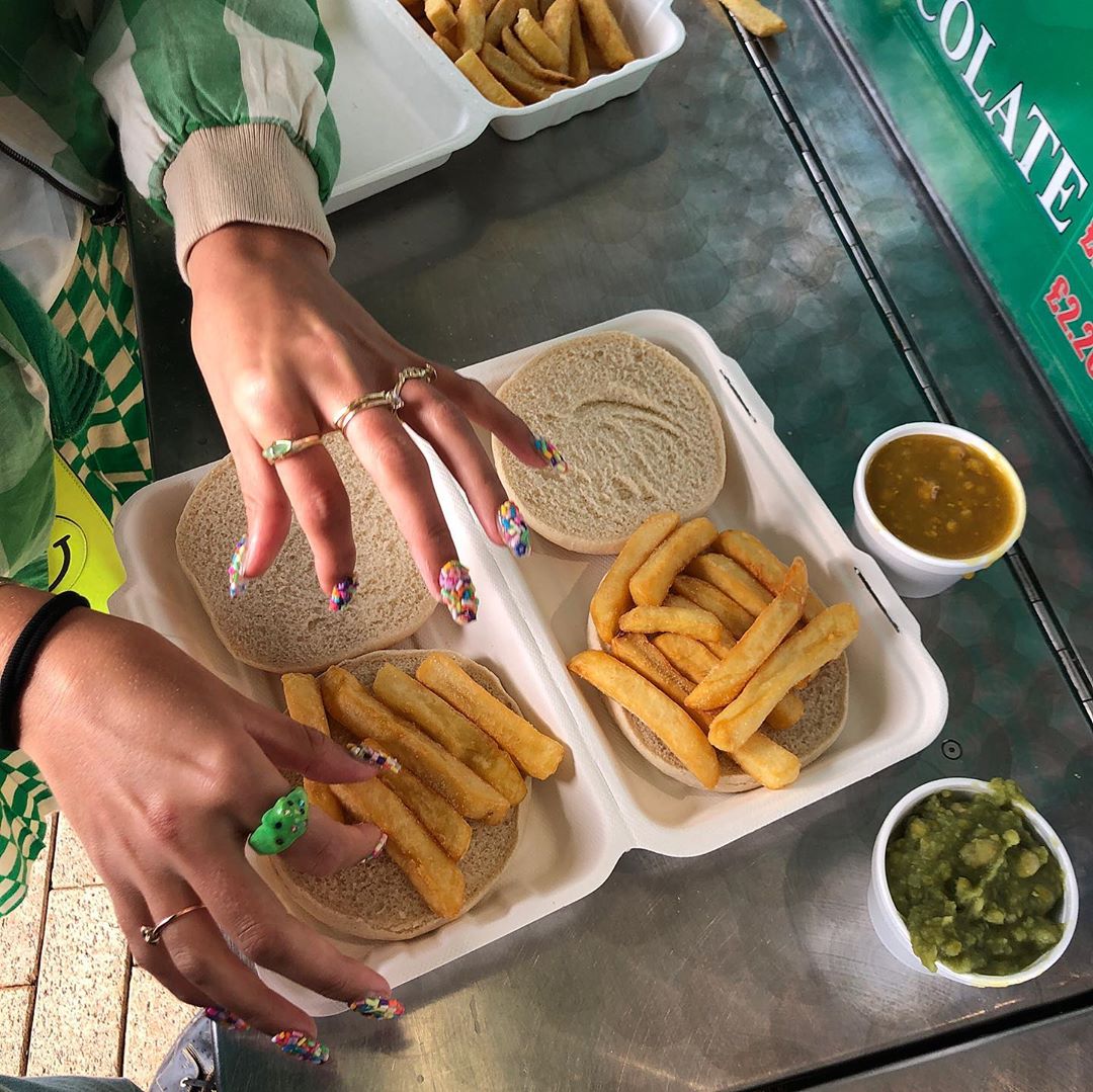 Топ-3 трендовых маникюра от знаменитостей, которые сделают эту осень ярче