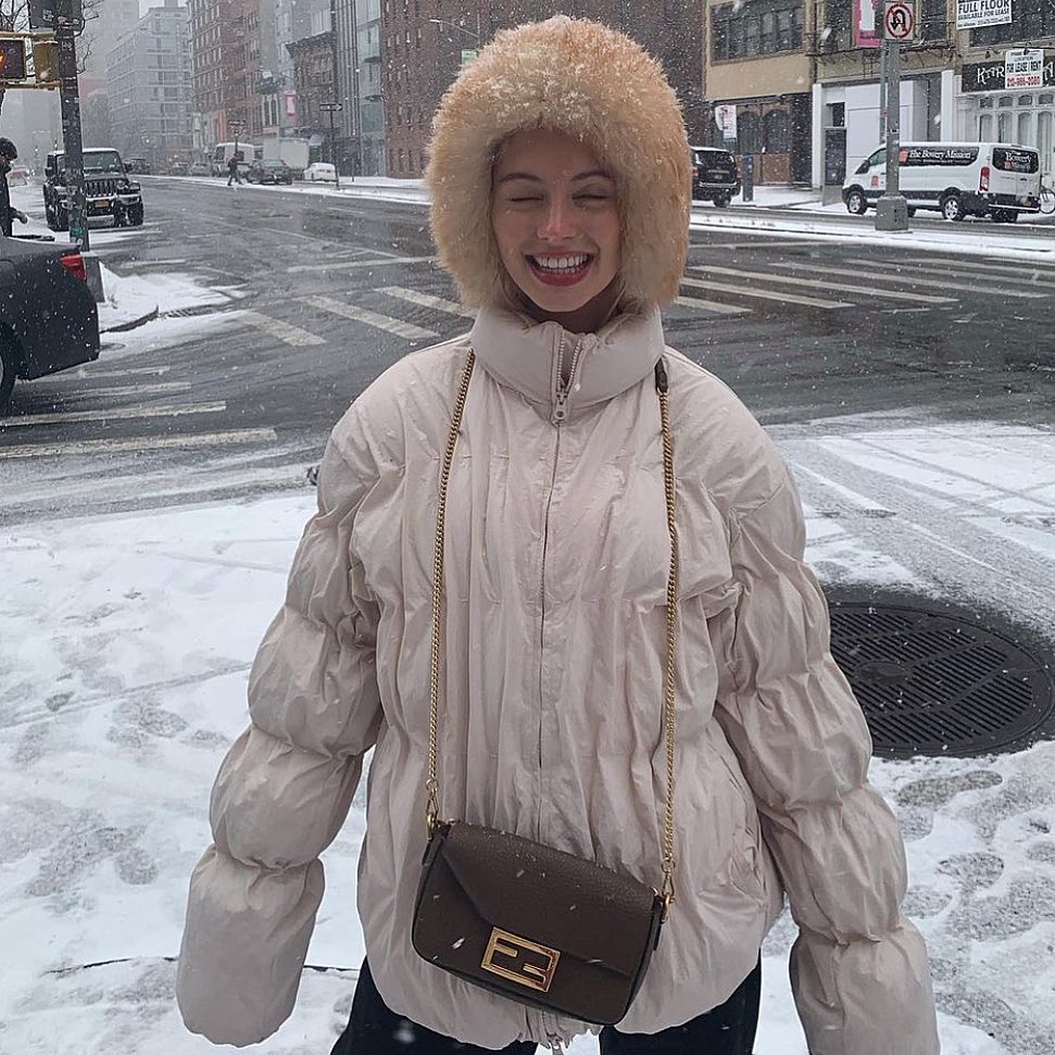 Уроки стиля: Хейли Бибер, Белла Хадид, Эмили Ратаковски и другие звезды учат носить пуховики