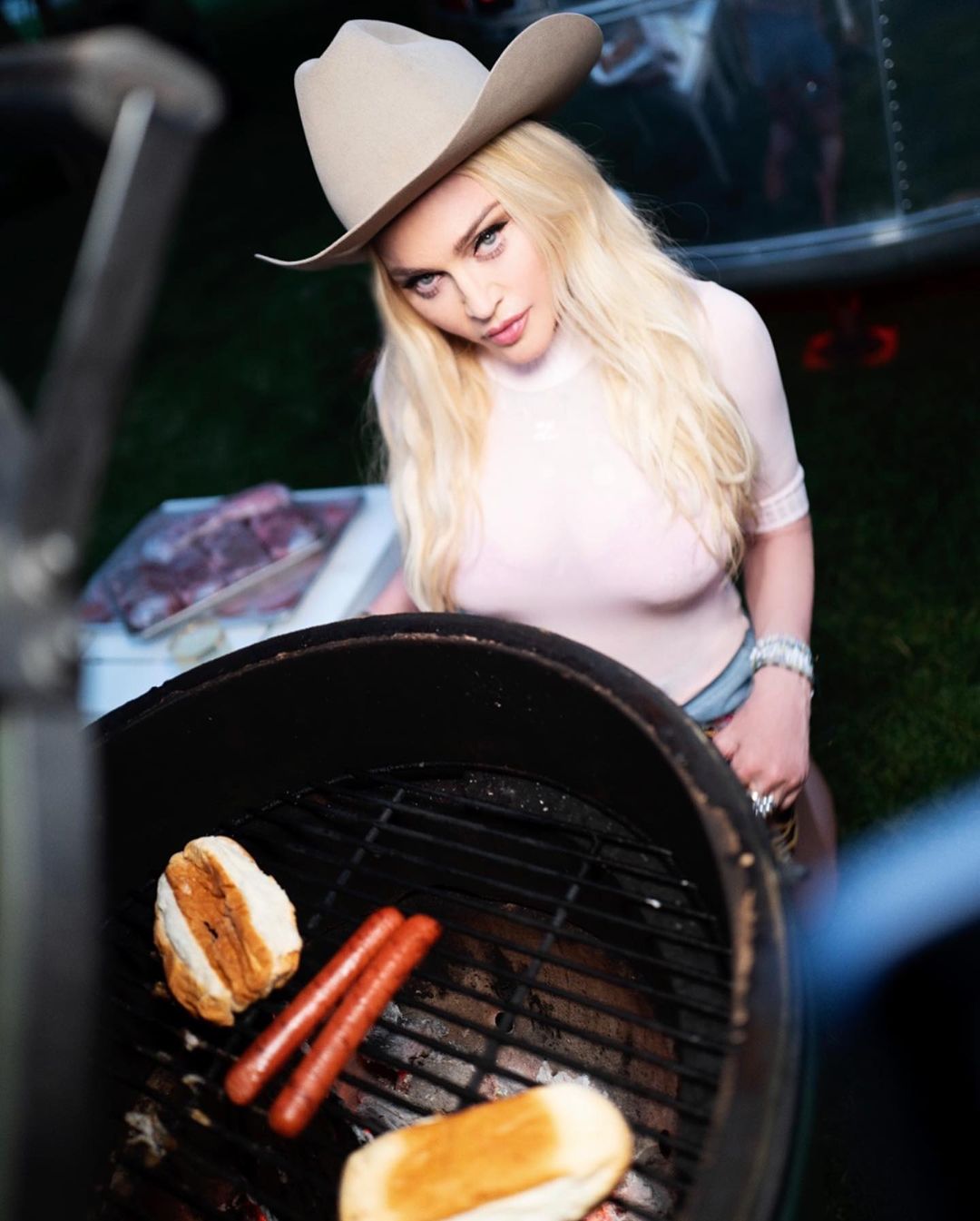 У зухвалих міні-шортах: 62-річна Мадонна запалює з молодим бойфрендом на сімейному пікніку